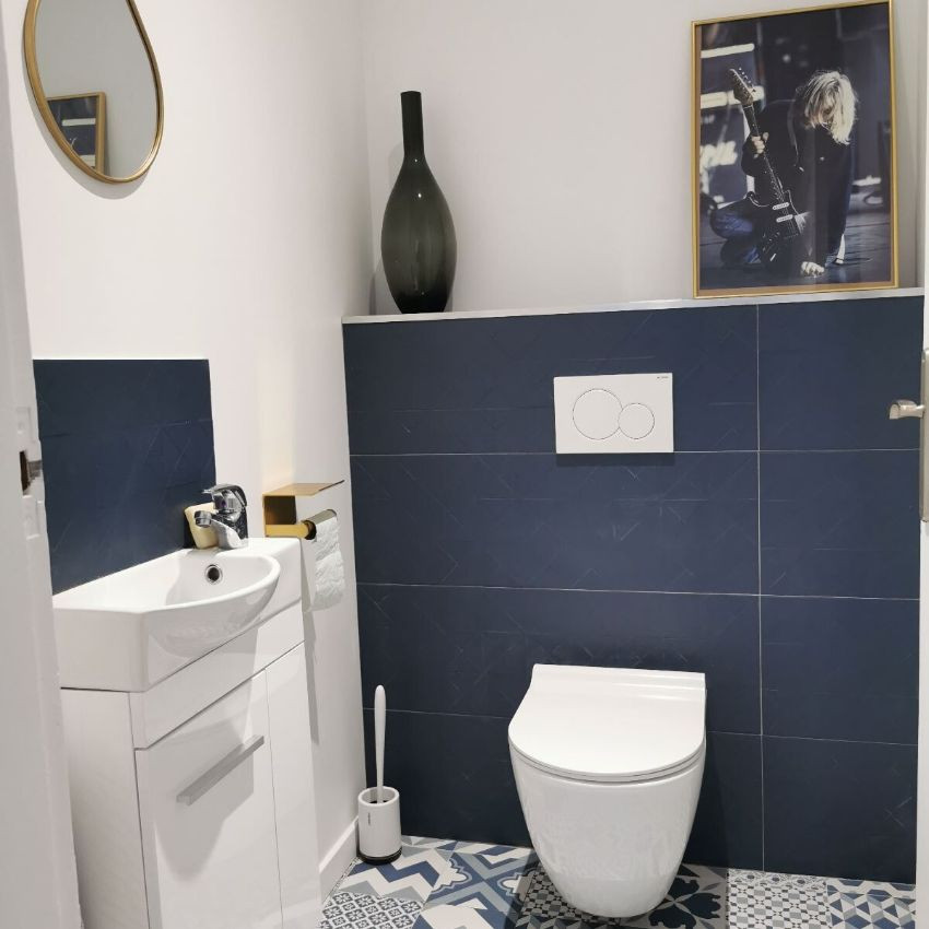 Foto de aseo contemporáneo pequeño con sanitario de pared, baldosas y/o azulejos azules, paredes blancas y suelo azul