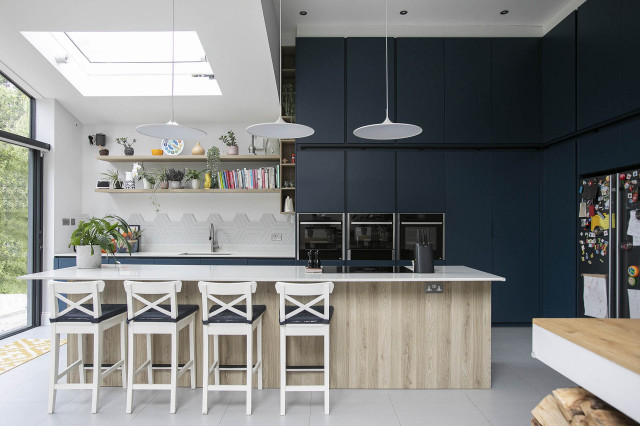 Matt blue and oak handleless kitchen trendy-koekken