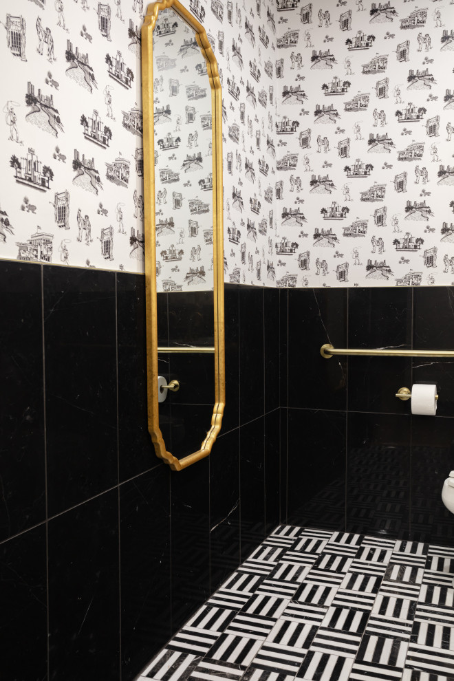 На фото: маленький туалет в стиле модернизм с черной плиткой, керамической плиткой, черными стенами, полом из мозаичной плитки, подвесной раковиной, мраморной столешницей, разноцветным полом, белой столешницей и обоями на стенах для на участке и в саду с