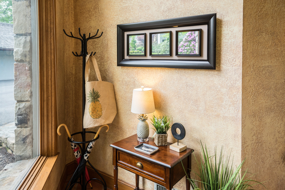 Entryway - transitional entryway idea