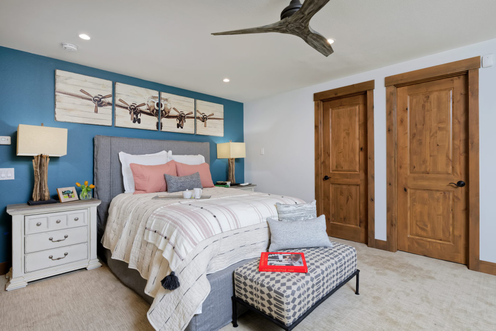 Foto de dormitorio principal rústico de tamaño medio con paredes beige, suelo de madera en tonos medios, todas las chimeneas y marco de chimenea de metal