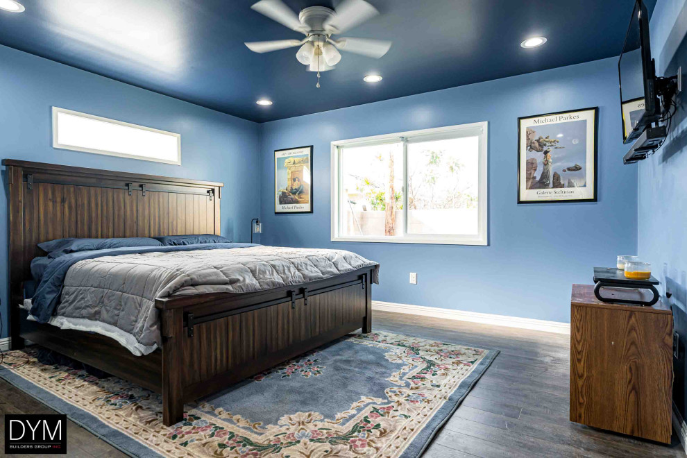 Imagen de dormitorio principal contemporáneo de tamaño medio con paredes azules, suelo de madera oscura, suelo marrón, papel pintado y papel pintado