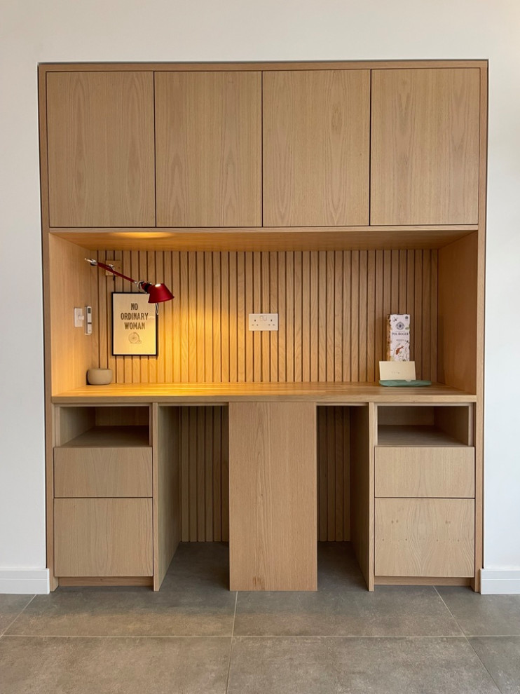 Kleines Modernes Arbeitszimmer ohne Kamin mit Arbeitsplatz, weißer Wandfarbe, Betonboden, Kaminumrandung aus Holz, Einbau-Schreibtisch, grauem Boden, Holzdecke und Holzwänden in London