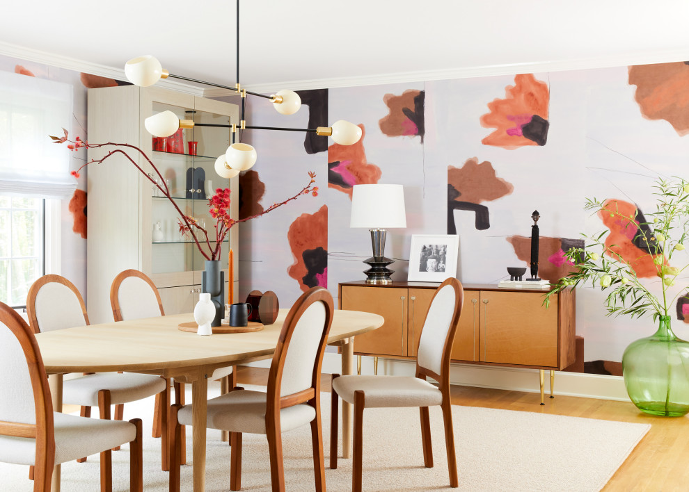 Große Moderne Wohnküche mit bunten Wänden, hellem Holzboden und Tapetenwänden in New York