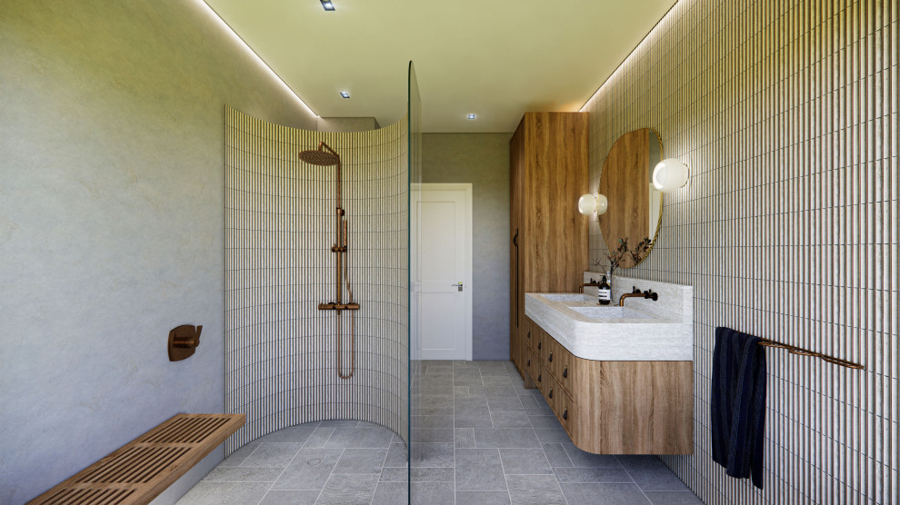Inredning av ett modernt mellanstort vit vitt en-suite badrum, med möbel-liknande, skåp i mellenmörkt trä, en öppen dusch, en vägghängd toalettstol, beige kakel, stickkakel, beige väggar, travertin golv, ett integrerad handfat, bänkskiva i betong, grått golv och med dusch som är öppen