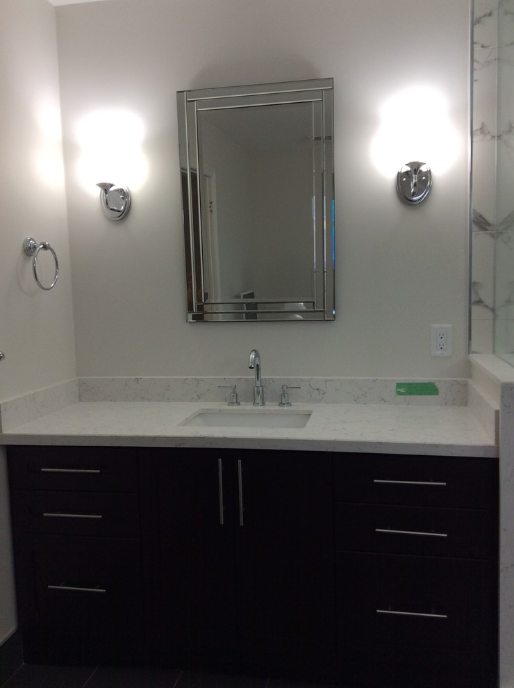 Example of a transitional bathroom design in Toronto