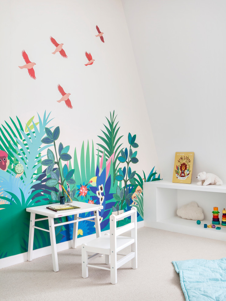 Идея дизайна: нейтральная детская с игровой в современном стиле с белыми стенами, ковровым покрытием, белым полом и обоями на стенах для ребенка от 4 до 10 лет