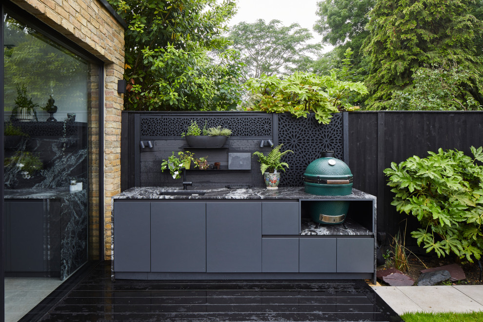 Design ideas for a mid-sized contemporary deck in London.