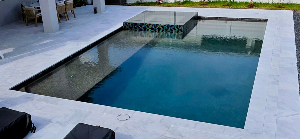 St. Cloud pool with overflow perimeter spa and sun shelf
