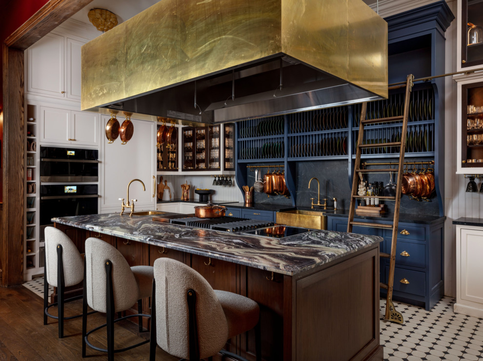 Inredning av ett klassiskt mellanstort blå blått kök, med en dubbel diskho, luckor med upphöjd panel, turkosa skåp, bänkskiva i akrylsten, blått stänkskydd, stänkskydd i marmor, rostfria vitvaror, mörkt trägolv, flera köksöar och flerfärgat golv