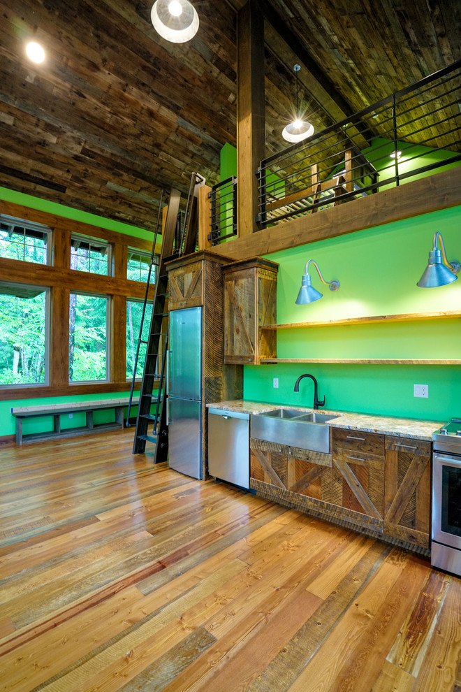 Small mountain style home design photo