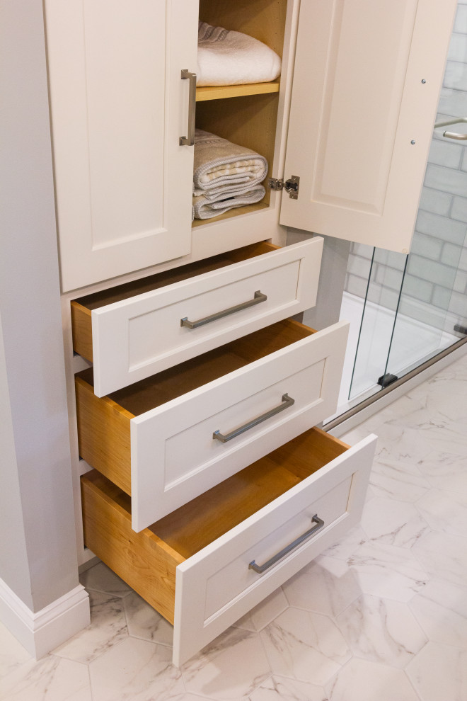 Example of a mid-sized transitional master green tile and ceramic tile porcelain tile, white floor and double-sink sliding shower door design with shaker cabinets, gray cabinets, a two-piece toilet, an undermount sink, quartz countertops, white countertops, a niche and a built-in vanity