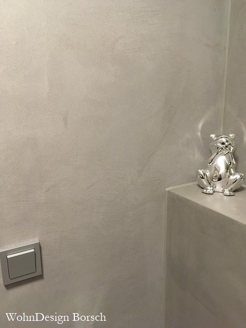 Industrial Badezimmer mit grauen Fliesen und grauer Wandfarbe in Köln