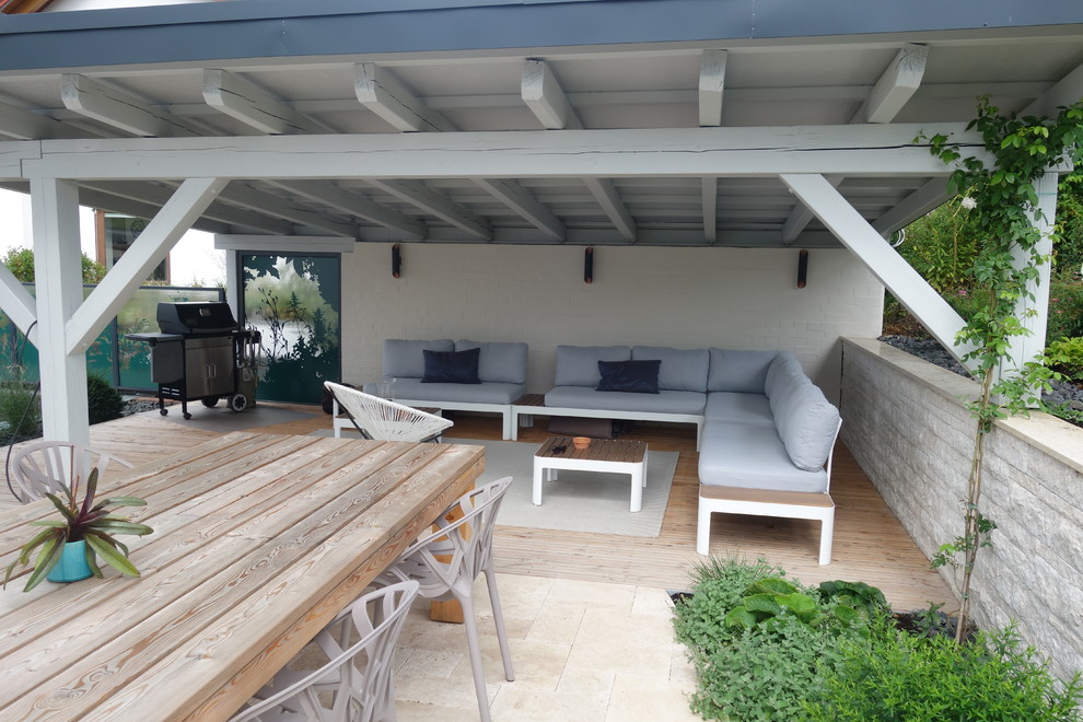 Mittelgroße, Überdachte Landhausstil Terrasse hinter dem Haus in Stuttgart