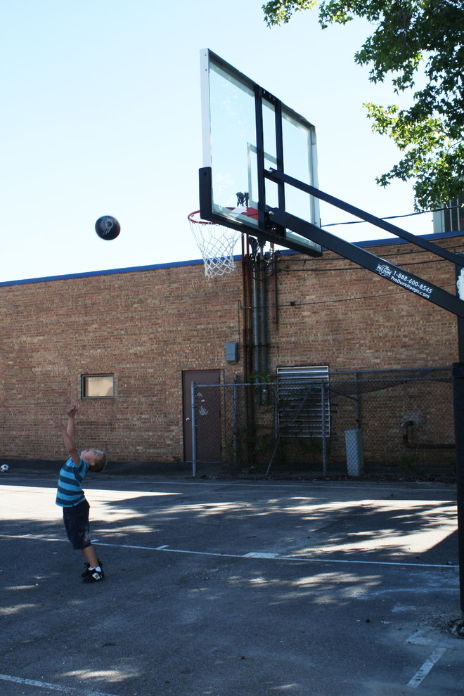 Design ideas for a large traditional backyard partial sun outdoor sport court in Detroit.