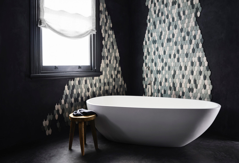 Foto på ett eklektiskt badrum, med ett fristående badkar