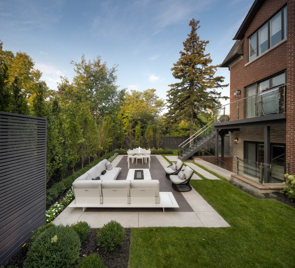 Home design - mid-sized mid-century modern home design idea in Toronto