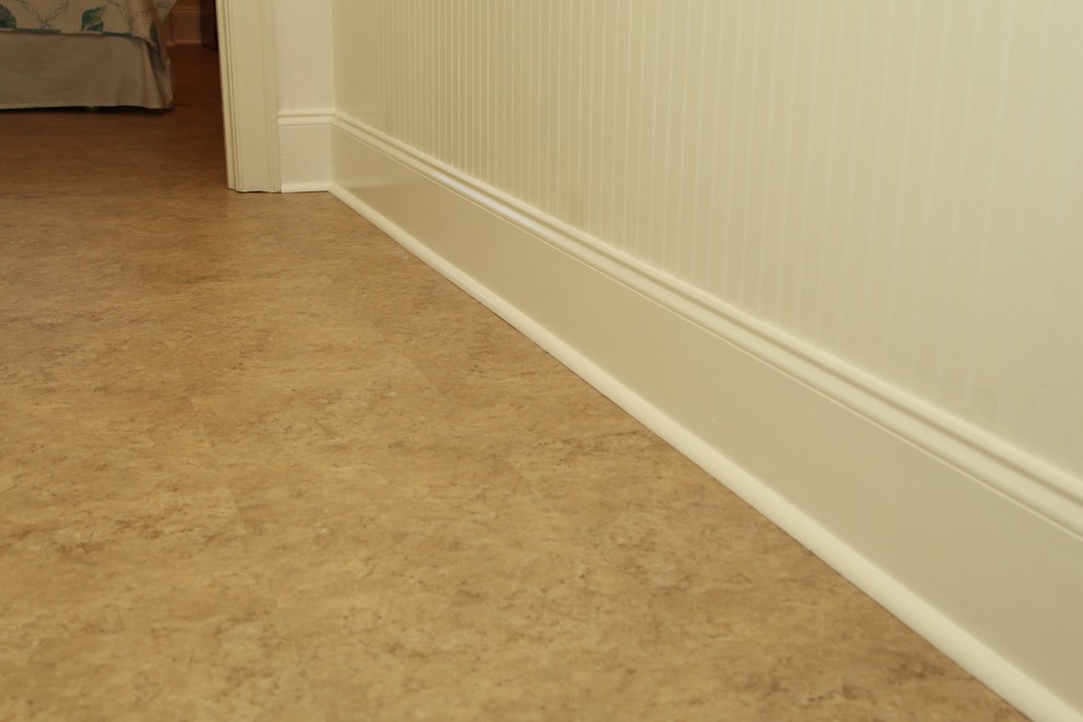 Inspiration for a mid-sized transitional home design remodel