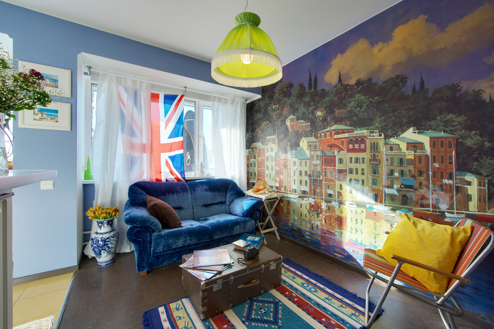 Свежая идея для дизайна: гостиная комната в стиле фьюжн с разноцветными стенами - отличное фото интерьера