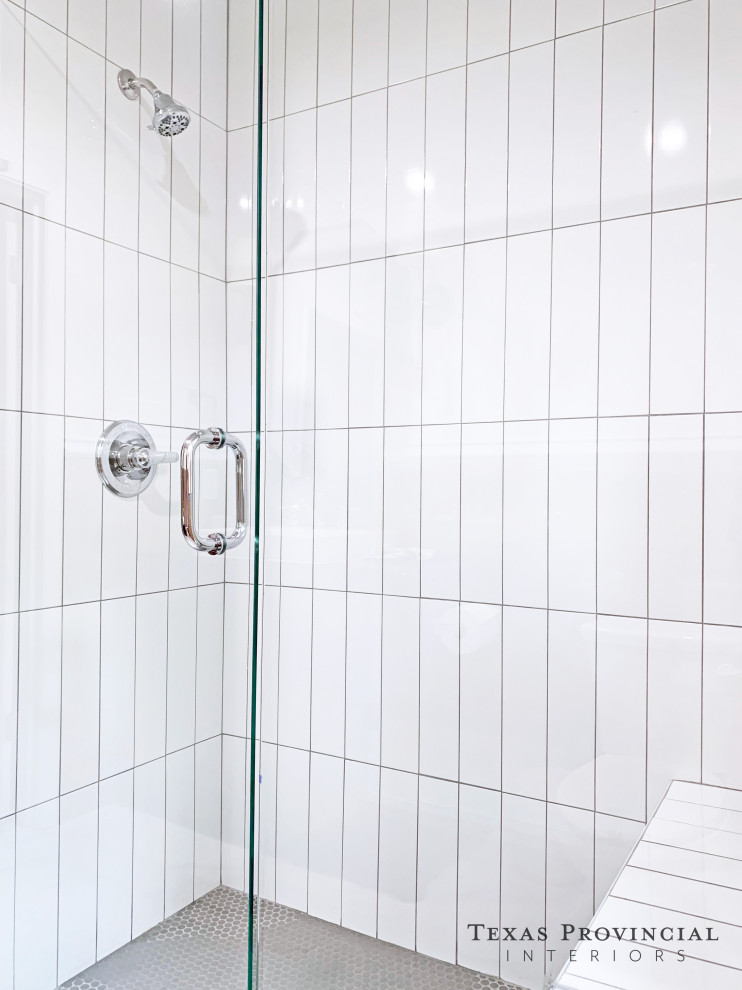 Aménagement d'une petite salle de bain campagne avec un placard en trompe-l'oeil, un carrelage blanc, un carrelage métro, une cabine de douche à porte battante et meuble-lavabo sur pied.