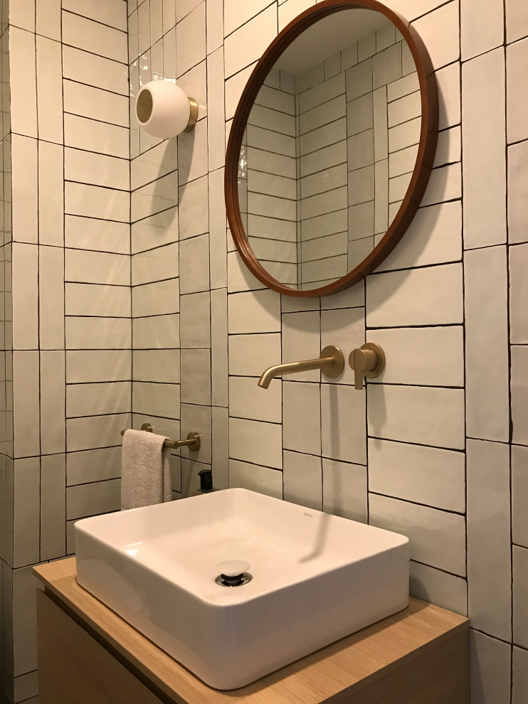Idee per un piccolo bagno di servizio moderno con piastrelle verdi e mobile bagno sospeso