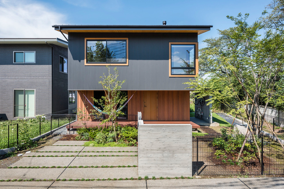 This is an example of a contemporary brown exterior in Tokyo with a flat roof.