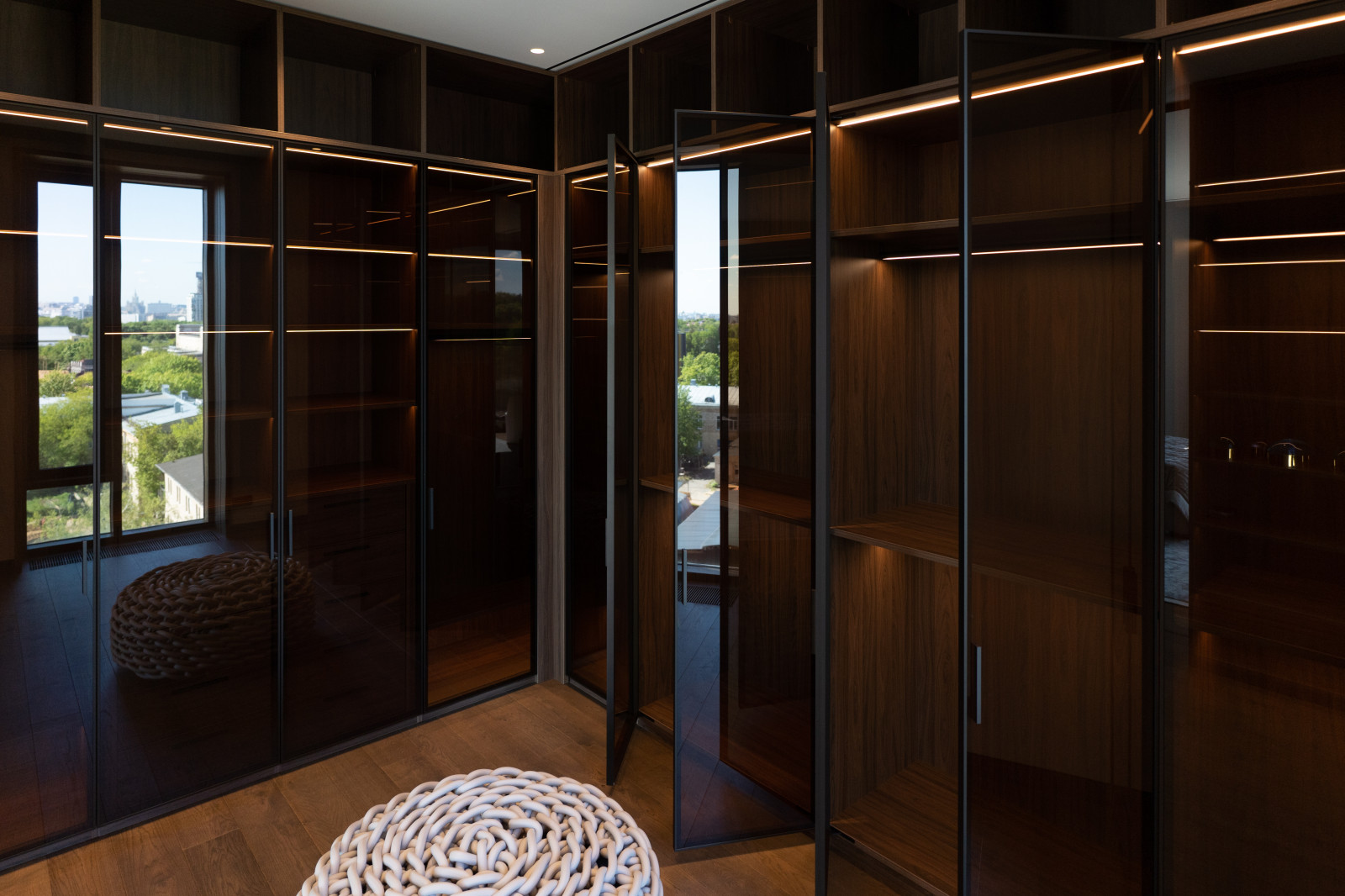 Гардеробная комната с распашными стеклянными RPE фасадами