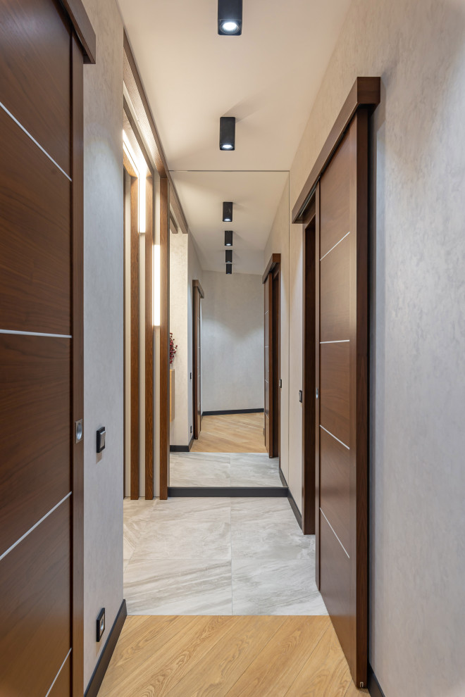 This is an example of a contemporary hallway in Moscow with grey walls.