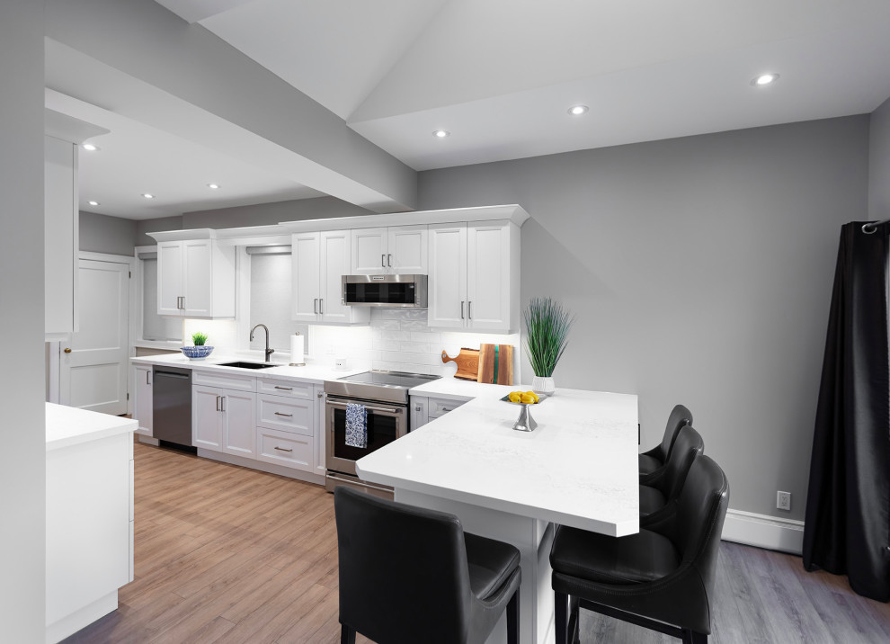 Kitchen - transitional kitchen idea in Toronto