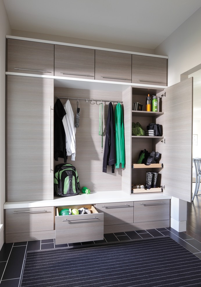 This is an example of a mid-sized modern mudroom in Chicago.
