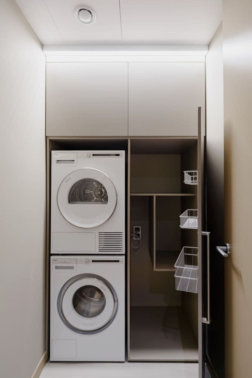 Шкаф в постирочную для стиральной и сушильной машин