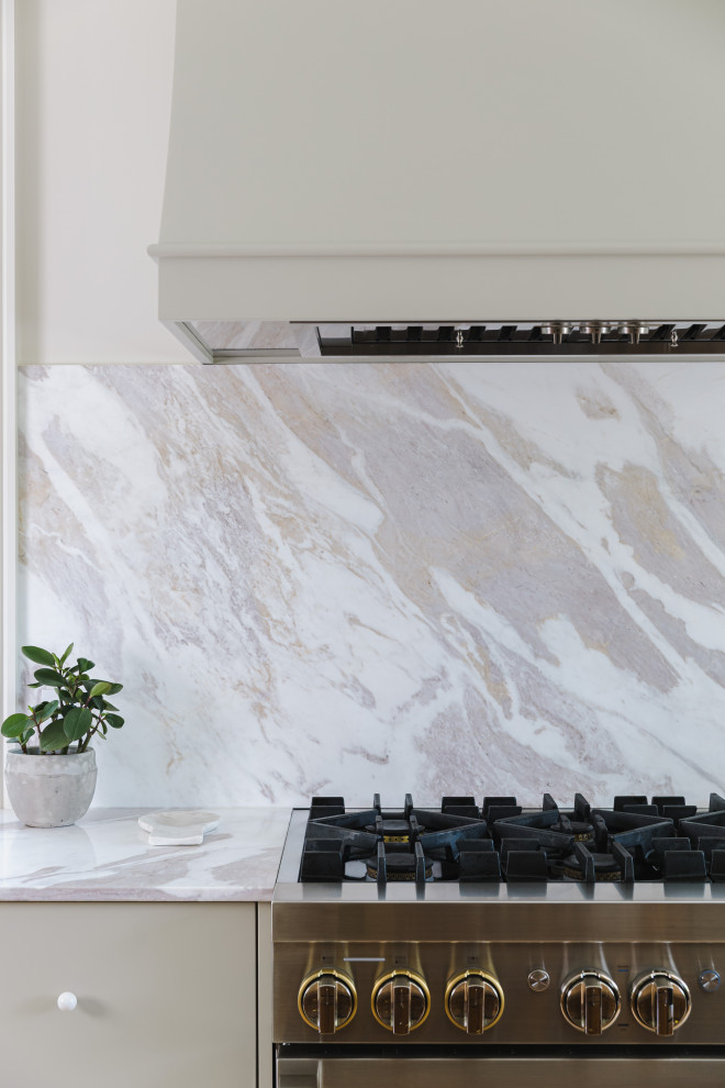 Kitchen - transitional kitchen idea in Ottawa