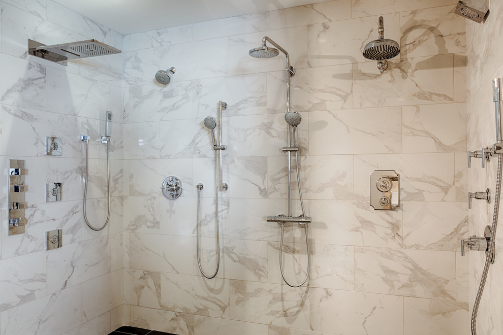 Diseño de cuarto de baño contemporáneo de tamaño medio con baldosas y/o azulejos grises y baldosas y/o azulejos de vidrio