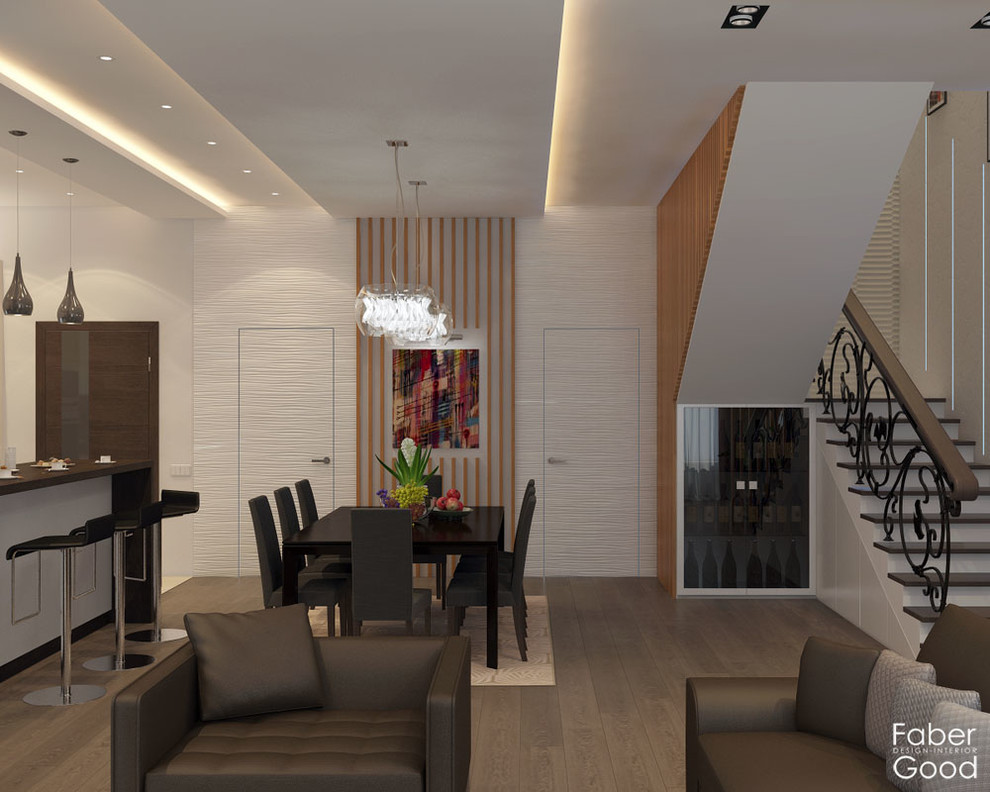 Левее кухня в центре столовая правее лестничный холл