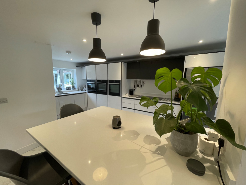 Inspiration for a modern l-shaped kitchen remodel in Sussex with an island