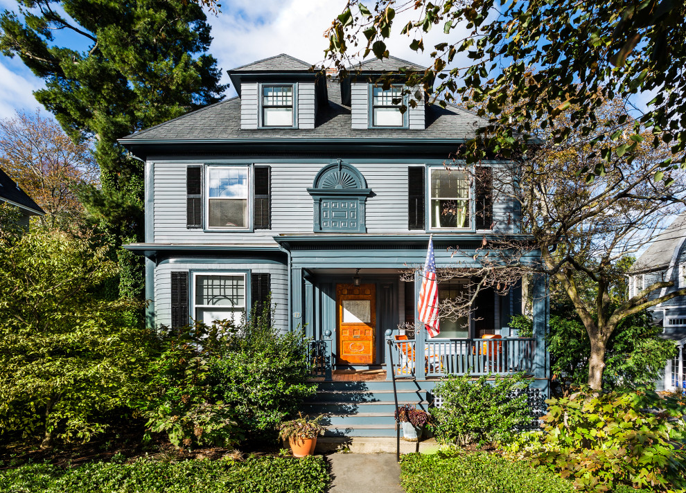 Mittelgroßes, Dreistöckiges Eklektisches Einfamilienhaus mit blauer Fassadenfarbe, Walmdach, Schindeldach, grauem Dach und Verschalung in Boston