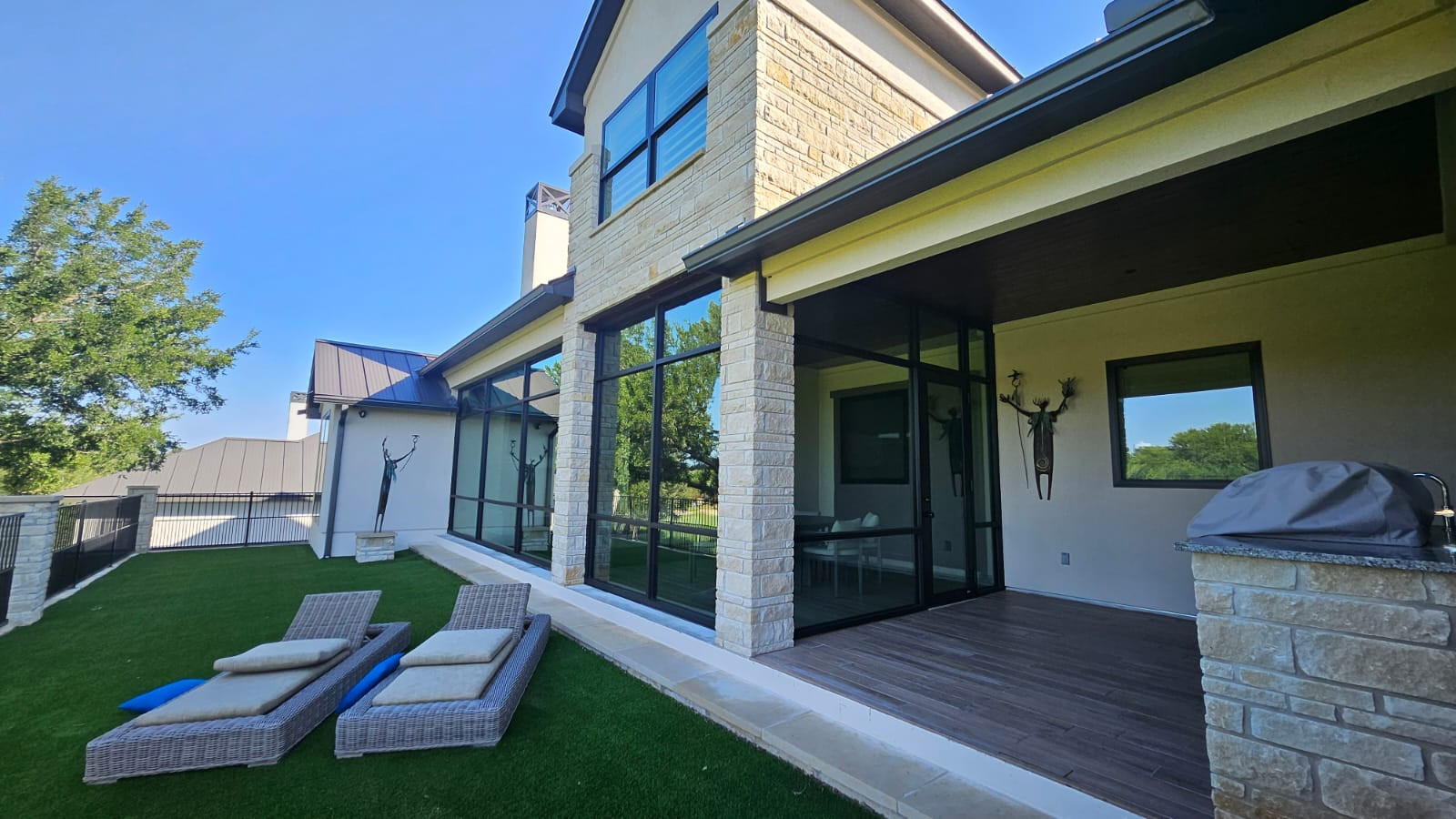 COMMERCIAL INDOOR PATIO