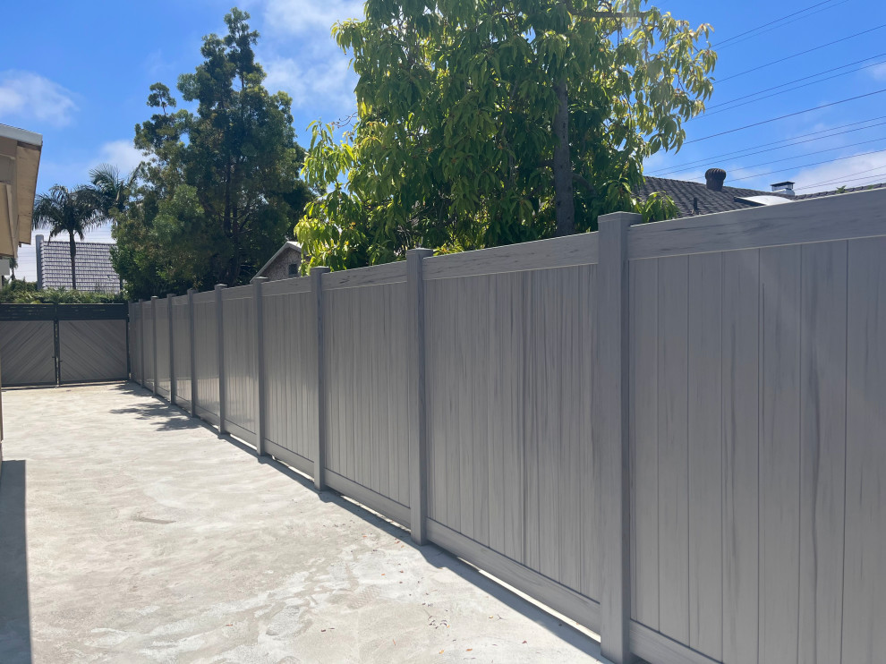 Photo of a modern backyard garden in Orange County with a vinyl fence.