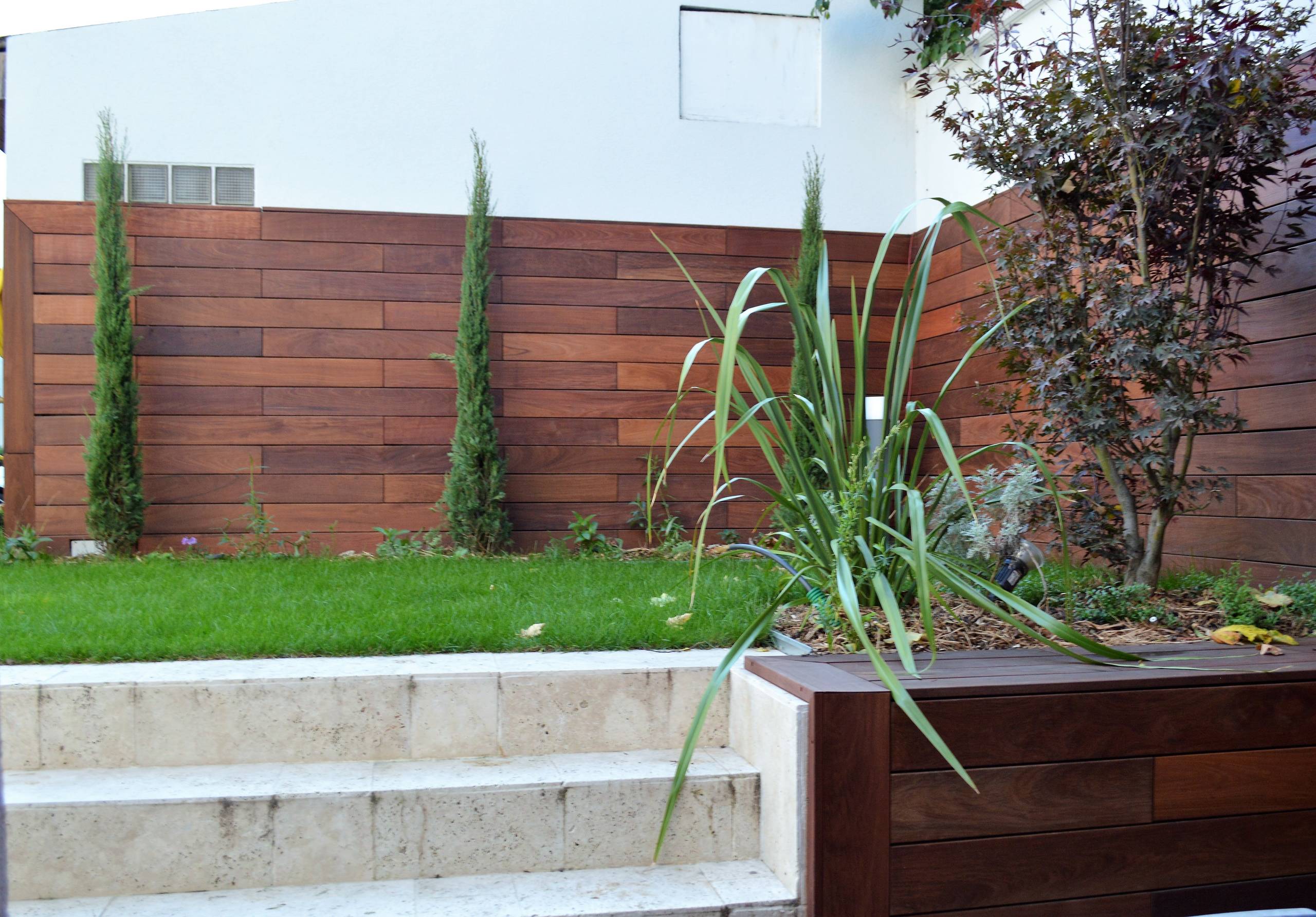 La terrasse basse délimitée par un rappel de matériaux posé à l'horizontal et à