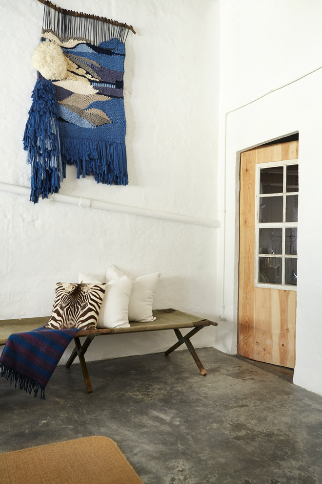 Foto de sala de estar mediterránea pequeña con paredes beige