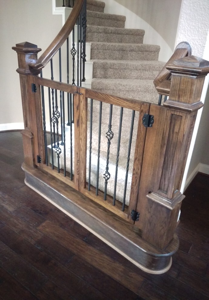 Small traditional straight staircase in Houston.