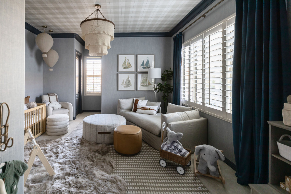 Idee per una grande cameretta per neonato stile marino con pareti blu, moquette, pavimento beige, soffitto in carta da parati e carta da parati