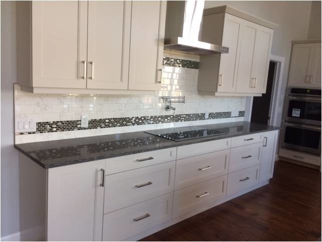 Inspiration for a transitional kitchen remodel in Ottawa