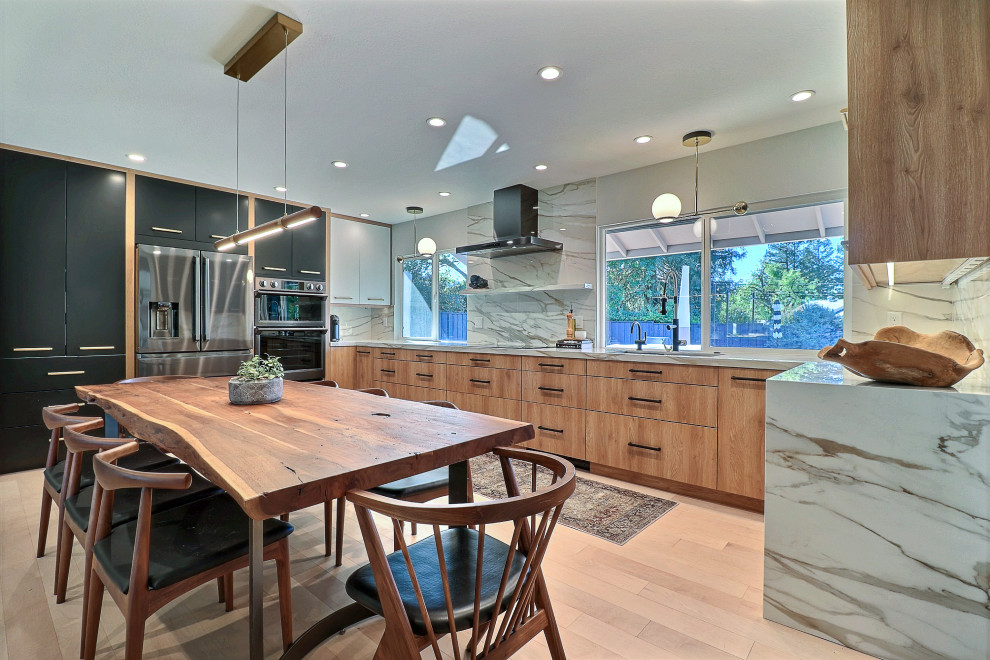 Immagine di una cucina abitabile moderna con ante lisce, ante nere, paraspruzzi bianco, nessuna isola e top bianco