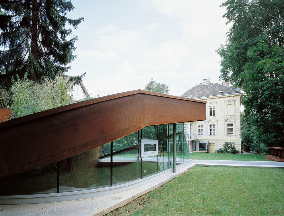 Modernes Poolhaus hinter dem Haus in Sonstige