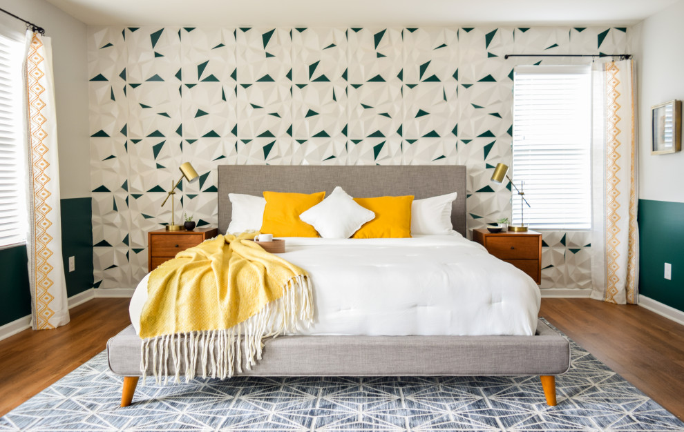 На фото: хозяйская спальня среднего размера в стиле ретро с зелеными стенами, полом из винила, коричневым полом и обоями на стенах без камина с