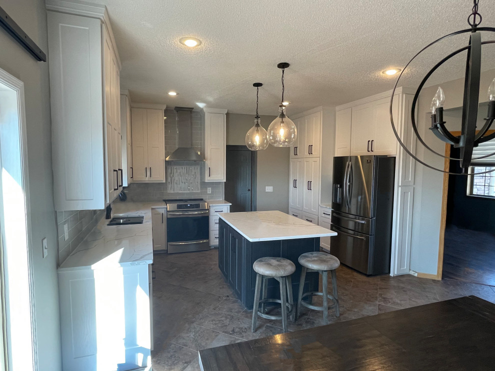 Kitchen - kitchen idea in Minneapolis