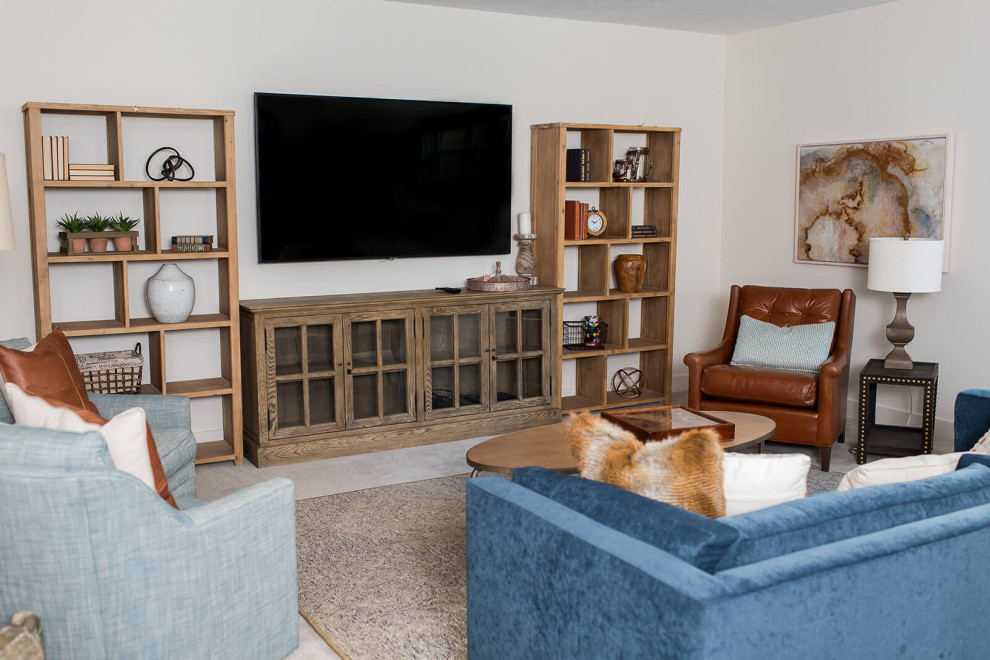 Foto de sala de estar cerrada contemporánea de tamaño medio sin chimenea con suelo de madera oscura y televisor colgado en la pared