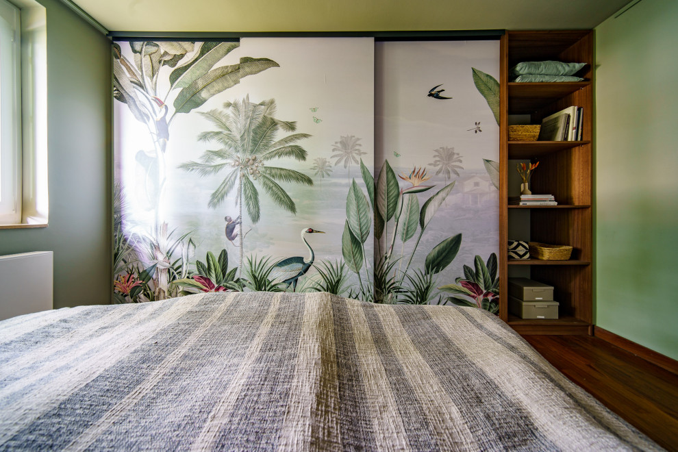Foto de dormitorio principal mediterráneo de tamaño medio con paredes verdes, suelo de madera en tonos medios y papel pintado