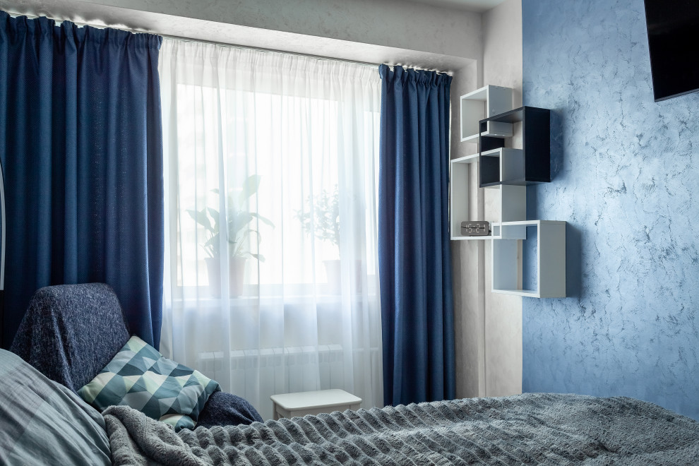 Kleines Modernes Hauptschlafzimmer mit blauer Wandfarbe, Laminat und braunem Boden in Moskau